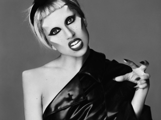 Lady Gaga u crnom Muglerovom lateksu (Foto: Mariano Vivanco, modni urednik: Nicola Formichetti, frizura: Bob Recine i šminka: Billy B) - Universal Music