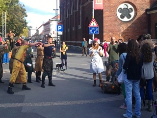 Ulična predstava 'Majka hrabrost' (Foto: Zoran Stajčić)