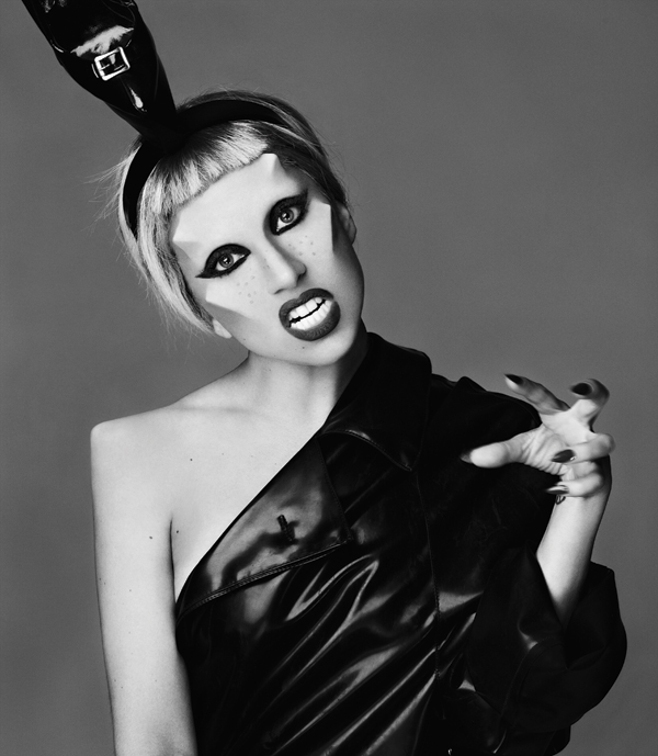 Lady Gaga u crnom Muglerovom lateksu (Foto: Mariano Vivanco, modni urednik: Nicola Formichetti, frizura: Bob Recine i šminka: Billy B) - Universal Music