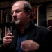 Salman Rushdie skinut s respiratora i može razgovarati