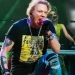 Guns N' Roses tuže trgovca oružjem, a Axl mora prestati bacati mikrofone u publiku